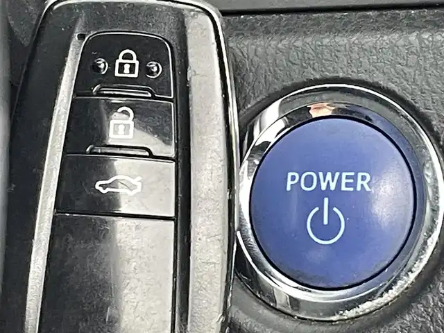 トヨタ カムリ WSレザーパッケージ 熊本県 2019(令1)年 6.9万km プラチナホワイトパールマイカ 黒革シート/純正8インチSDナビ/・フルセグTV/CD/DVD/BD/SD/USB/Bluetooth/バックカメラ/前方ドライブレコーダー/ビルトインETC2.0/ヘッドアップディスプレイ/電子パーキングブレーキ/AUTO HOLD機能/D＋N席パワーシート/シートヒーター/ISOFIX対応/パドルシフト/革巻きステアリング/ステアリングリモコン/純正18インチアルミホイール/純正LEDヘッドライト/純正LEDフォグライト/純正フロアマット/トヨタセーフティセンス/・レーダークルーズコントロール/・プリクラッシュセーフティ/・レーンディパーチャーアラート/・ブラインドスポットモニター/・クリアランスソナー/・リヤクロストラフィックアラート/・タイヤ空気圧警報システム/スマートキー/プッシュスタート/スペアキー1本/取扱説明書