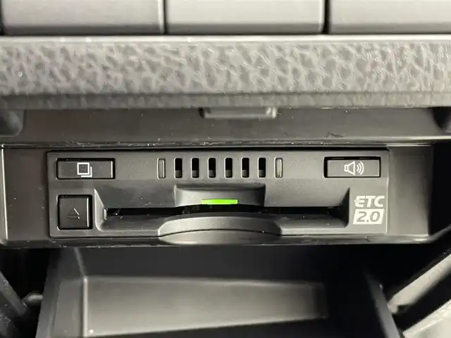 トヨタ カムリ WSレザーパッケージ 熊本県 2019(令1)年 6.9万km プラチナホワイトパールマイカ 黒革シート/純正8インチSDナビ/・フルセグTV/CD/DVD/BD/SD/USB/Bluetooth/バックカメラ/前方ドライブレコーダー/ビルトインETC2.0/ヘッドアップディスプレイ/電子パーキングブレーキ/AUTO HOLD機能/D＋N席パワーシート/シートヒーター/ISOFIX対応/パドルシフト/革巻きステアリング/ステアリングリモコン/純正18インチアルミホイール/純正LEDヘッドライト/純正LEDフォグライト/純正フロアマット/トヨタセーフティセンス/・レーダークルーズコントロール/・プリクラッシュセーフティ/・レーンディパーチャーアラート/・ブラインドスポットモニター/・クリアランスソナー/・リヤクロストラフィックアラート/・タイヤ空気圧警報システム/スマートキー/プッシュスタート/スペアキー1本/取扱説明書