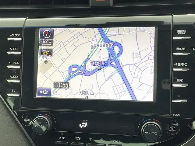 トヨタ カムリ WSレザーパッケージ 熊本県 2019(令1)年 6.9万km プラチナホワイトパールマイカ 黒革シート/純正8インチSDナビ/・フルセグTV/CD/DVD/BD/SD/USB/Bluetooth/バックカメラ/前方ドライブレコーダー/ビルトインETC2.0/ヘッドアップディスプレイ/電子パーキングブレーキ/AUTO HOLD機能/D＋N席パワーシート/シートヒーター/ISOFIX対応/パドルシフト/革巻きステアリング/ステアリングリモコン/純正18インチアルミホイール/純正LEDヘッドライト/純正LEDフォグライト/純正フロアマット/トヨタセーフティセンス/・レーダークルーズコントロール/・プリクラッシュセーフティ/・レーンディパーチャーアラート/・ブラインドスポットモニター/・クリアランスソナー/・リヤクロストラフィックアラート/・タイヤ空気圧警報システム/スマートキー/プッシュスタート/スペアキー1本/取扱説明書