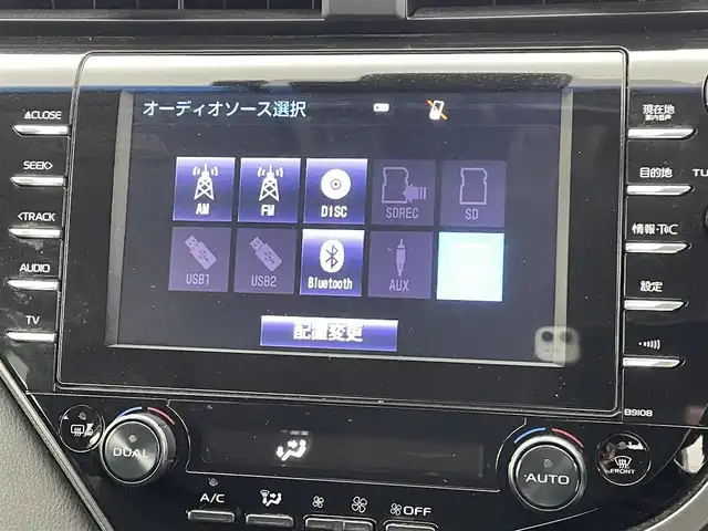 トヨタ カムリ WSレザーパッケージ 熊本県 2019(令1)年 6.9万km プラチナホワイトパールマイカ 黒革シート/純正8インチSDナビ/・フルセグTV/CD/DVD/BD/SD/USB/Bluetooth/バックカメラ/前方ドライブレコーダー/ビルトインETC2.0/ヘッドアップディスプレイ/電子パーキングブレーキ/AUTO HOLD機能/D＋N席パワーシート/シートヒーター/ISOFIX対応/パドルシフト/革巻きステアリング/ステアリングリモコン/純正18インチアルミホイール/純正LEDヘッドライト/純正LEDフォグライト/純正フロアマット/トヨタセーフティセンス/・レーダークルーズコントロール/・プリクラッシュセーフティ/・レーンディパーチャーアラート/・ブラインドスポットモニター/・クリアランスソナー/・リヤクロストラフィックアラート/・タイヤ空気圧警報システム/スマートキー/プッシュスタート/スペアキー1本/取扱説明書