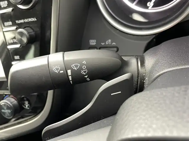 トヨタ カムリ WSレザーパッケージ 熊本県 2019(令1)年 6.9万km プラチナホワイトパールマイカ 黒革シート/純正8インチSDナビ/・フルセグTV/CD/DVD/BD/SD/USB/Bluetooth/バックカメラ/前方ドライブレコーダー/ビルトインETC2.0/ヘッドアップディスプレイ/電子パーキングブレーキ/AUTO HOLD機能/D＋N席パワーシート/シートヒーター/ISOFIX対応/パドルシフト/革巻きステアリング/ステアリングリモコン/純正18インチアルミホイール/純正LEDヘッドライト/純正LEDフォグライト/純正フロアマット/トヨタセーフティセンス/・レーダークルーズコントロール/・プリクラッシュセーフティ/・レーンディパーチャーアラート/・ブラインドスポットモニター/・クリアランスソナー/・リヤクロストラフィックアラート/・タイヤ空気圧警報システム/スマートキー/プッシュスタート/スペアキー1本/取扱説明書