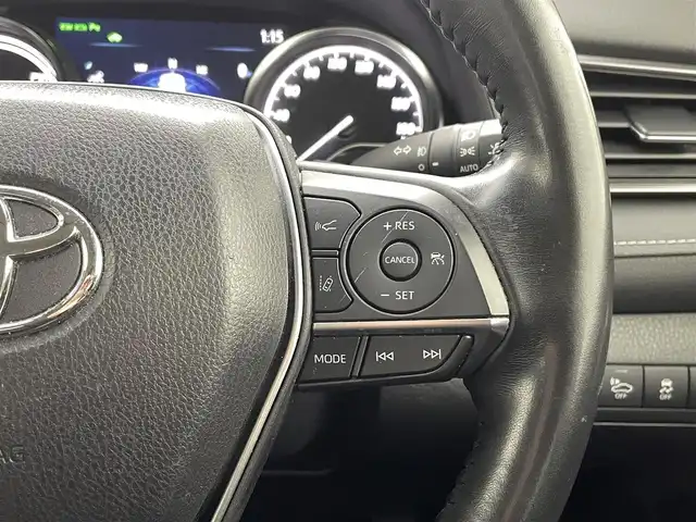 トヨタ カムリ WSレザーパッケージ 熊本県 2019(令1)年 6.9万km プラチナホワイトパールマイカ 黒革シート/純正8インチSDナビ/・フルセグTV/CD/DVD/BD/SD/USB/Bluetooth/バックカメラ/前方ドライブレコーダー/ビルトインETC2.0/ヘッドアップディスプレイ/電子パーキングブレーキ/AUTO HOLD機能/D＋N席パワーシート/シートヒーター/ISOFIX対応/パドルシフト/革巻きステアリング/ステアリングリモコン/純正18インチアルミホイール/純正LEDヘッドライト/純正LEDフォグライト/純正フロアマット/トヨタセーフティセンス/・レーダークルーズコントロール/・プリクラッシュセーフティ/・レーンディパーチャーアラート/・ブラインドスポットモニター/・クリアランスソナー/・リヤクロストラフィックアラート/・タイヤ空気圧警報システム/スマートキー/プッシュスタート/スペアキー1本/取扱説明書