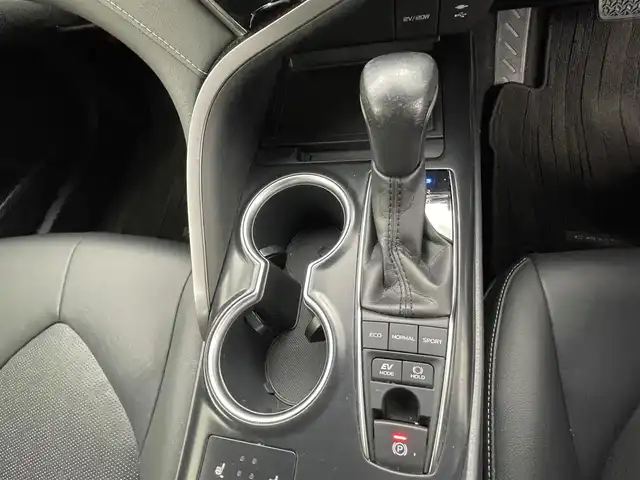 トヨタ カムリ WSレザーパッケージ 熊本県 2019(令1)年 6.9万km プラチナホワイトパールマイカ 黒革シート/純正8インチSDナビ/・フルセグTV/CD/DVD/BD/SD/USB/Bluetooth/バックカメラ/前方ドライブレコーダー/ビルトインETC2.0/ヘッドアップディスプレイ/電子パーキングブレーキ/AUTO HOLD機能/D＋N席パワーシート/シートヒーター/ISOFIX対応/パドルシフト/革巻きステアリング/ステアリングリモコン/純正18インチアルミホイール/純正LEDヘッドライト/純正LEDフォグライト/純正フロアマット/トヨタセーフティセンス/・レーダークルーズコントロール/・プリクラッシュセーフティ/・レーンディパーチャーアラート/・ブラインドスポットモニター/・クリアランスソナー/・リヤクロストラフィックアラート/・タイヤ空気圧警報システム/スマートキー/プッシュスタート/スペアキー1本/取扱説明書