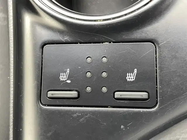 トヨタ カムリ WSレザーパッケージ 熊本県 2019(令1)年 6.9万km プラチナホワイトパールマイカ 黒革シート/純正8インチSDナビ/・フルセグTV/CD/DVD/BD/SD/USB/Bluetooth/バックカメラ/前方ドライブレコーダー/ビルトインETC2.0/ヘッドアップディスプレイ/電子パーキングブレーキ/AUTO HOLD機能/D＋N席パワーシート/シートヒーター/ISOFIX対応/パドルシフト/革巻きステアリング/ステアリングリモコン/純正18インチアルミホイール/純正LEDヘッドライト/純正LEDフォグライト/純正フロアマット/トヨタセーフティセンス/・レーダークルーズコントロール/・プリクラッシュセーフティ/・レーンディパーチャーアラート/・ブラインドスポットモニター/・クリアランスソナー/・リヤクロストラフィックアラート/・タイヤ空気圧警報システム/スマートキー/プッシュスタート/スペアキー1本/取扱説明書