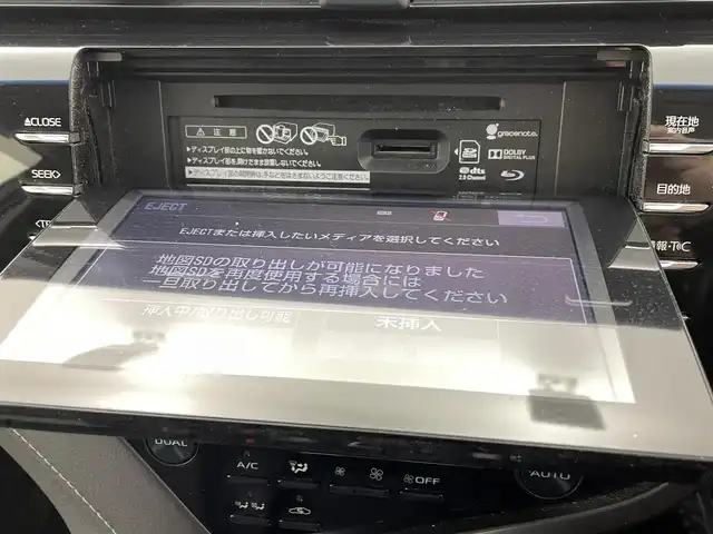 トヨタ カムリ WSレザーパッケージ 熊本県 2019(令1)年 6.9万km プラチナホワイトパールマイカ 黒革シート/純正8インチSDナビ/・フルセグTV/CD/DVD/BD/SD/USB/Bluetooth/バックカメラ/前方ドライブレコーダー/ビルトインETC2.0/ヘッドアップディスプレイ/電子パーキングブレーキ/AUTO HOLD機能/D＋N席パワーシート/シートヒーター/ISOFIX対応/パドルシフト/革巻きステアリング/ステアリングリモコン/純正18インチアルミホイール/純正LEDヘッドライト/純正LEDフォグライト/純正フロアマット/トヨタセーフティセンス/・レーダークルーズコントロール/・プリクラッシュセーフティ/・レーンディパーチャーアラート/・ブラインドスポットモニター/・クリアランスソナー/・リヤクロストラフィックアラート/・タイヤ空気圧警報システム/スマートキー/プッシュスタート/スペアキー1本/取扱説明書