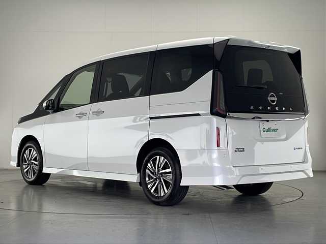 日産 セレナ e－パワー ハイウェイスター V 宮崎県 2025(令7)年 0.1千km プリズムホワイト 登録済み未使用車/エマージェンシーブレーキ/純正12.3型ディスプレイオーディオナビTV/（NissanConnect/Bluetooth/HDMI/USB/FMAM/フルセグTV)/純正リアフリップダウンモニター/純正ビルトイン2.0ETC/純正前後ドライブレコーダー/純正LEDオートライト/純正LEDフォグ/純正16インチアルミ/ハンズフリー両側電動スライドドア/プロパイロット/アラウンドビューモニター/ブラインドスポットモニター/パーキングアシスト/クリアランスソナー/アダプティブLEDヘッドライトシステム/インテリジェントルームミラー/ワイヤレス充電器/6スピーカー/緊急停止支援システム（SOSコール機能付）/デュアルオートエアコン/本革巻ハンドル/インテリジェントキー/プッシュエンジンスタート/スペアキー/新車時保証書/取扱い説明書