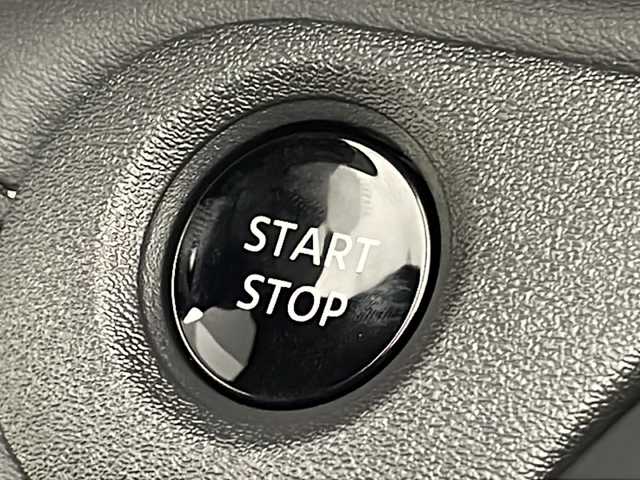 日産 セレナ e－パワー ハイウェイスター V 宮崎県 2025(令7)年 0.1千km プリズムホワイト 登録済み未使用車/エマージェンシーブレーキ/純正12.3型ディスプレイオーディオナビTV/（NissanConnect/Bluetooth/HDMI/USB/FMAM/フルセグTV)/純正リアフリップダウンモニター/純正ビルトイン2.0ETC/純正前後ドライブレコーダー/純正LEDオートライト/純正LEDフォグ/純正16インチアルミ/ハンズフリー両側電動スライドドア/プロパイロット/アラウンドビューモニター/ブラインドスポットモニター/パーキングアシスト/クリアランスソナー/アダプティブLEDヘッドライトシステム/インテリジェントルームミラー/ワイヤレス充電器/6スピーカー/緊急停止支援システム（SOSコール機能付）/デュアルオートエアコン/本革巻ハンドル/インテリジェントキー/プッシュエンジンスタート/スペアキー/新車時保証書/取扱い説明書