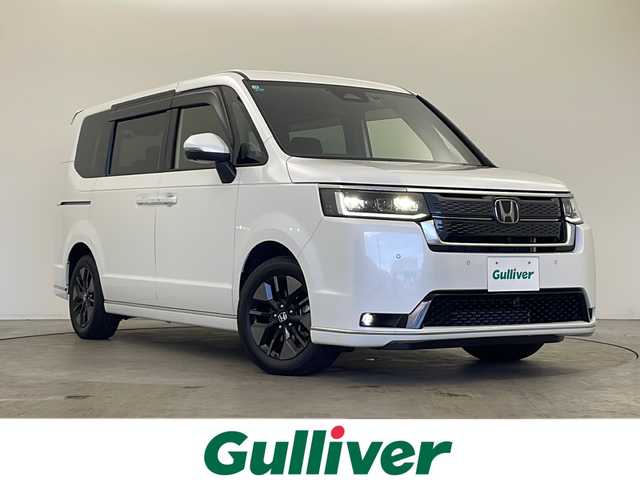 ホンダ ステップワゴン スパーダ プレミアムライン 秋田県 2025(令7)年 0.2万km プラチナホワイトパール 4WD/純正メモリナビ　/フルセグTV/CD/DVD/Bluetooth　/両側パワースライドドア　/寒冷地仕様　/衝突被害軽減システム　/レーダークルーズコントロール　/パドルシフト　/横滑り防止装置/全方位カメラ　/前席/2列目シートヒーター　/LEDヘッドライト　/前後ドライブレコーダー/ビルトインETC/革巻きステアリング/オートライト/USBポート/電動パーキングブレーキ/ブレーキホールド/スペアキー/リアサンシェード/ランチテーブル/サイドバイザー/純正アルミホイール/純正フロアマット/シートカバー有