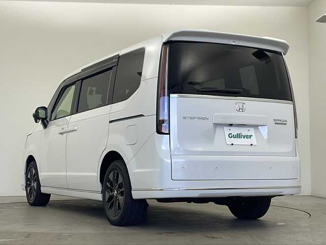 ホンダ ステップワゴン スパーダ プレミアムライン 秋田県 2025(令7)年 0.2万km プラチナホワイトパール 4WD/純正メモリナビ　/フルセグTV/CD/DVD/Bluetooth　/両側パワースライドドア　/寒冷地仕様　/衝突被害軽減システム　/レーダークルーズコントロール　/パドルシフト　/横滑り防止装置/全方位カメラ　/前席/2列目シートヒーター　/LEDヘッドライト　/前後ドライブレコーダー/ビルトインETC/革巻きステアリング/オートライト/USBポート/電動パーキングブレーキ/ブレーキホールド/スペアキー/リアサンシェード/ランチテーブル/サイドバイザー/純正アルミホイール/純正フロアマット/シートカバー有