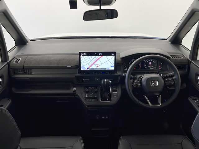 ホンダ ステップワゴン スパーダ プレミアムライン 秋田県 2025(令7)年 0.2万km プラチナホワイトパール 4WD/純正メモリナビ　/フルセグTV/CD/DVD/Bluetooth　/両側パワースライドドア　/寒冷地仕様　/衝突被害軽減システム　/レーダークルーズコントロール　/パドルシフト　/横滑り防止装置/全方位カメラ　/前席/2列目シートヒーター　/LEDヘッドライト　/前後ドライブレコーダー/ビルトインETC/革巻きステアリング/オートライト/USBポート/電動パーキングブレーキ/ブレーキホールド/スペアキー/リアサンシェード/ランチテーブル/サイドバイザー/純正アルミホイール/純正フロアマット/シートカバー有