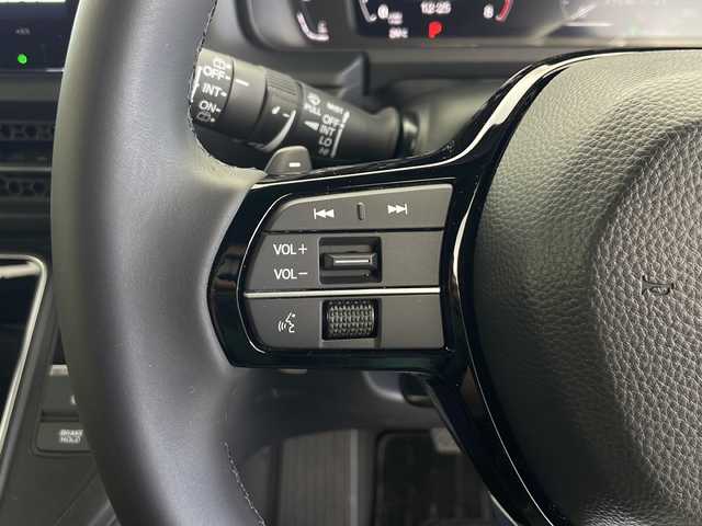 ホンダ ステップワゴン スパーダ プレミアムライン 秋田県 2025(令7)年 0.2万km プラチナホワイトパール 4WD/純正メモリナビ　/フルセグTV/CD/DVD/Bluetooth　/両側パワースライドドア　/寒冷地仕様　/衝突被害軽減システム　/レーダークルーズコントロール　/パドルシフト　/横滑り防止装置/全方位カメラ　/前席/2列目シートヒーター　/LEDヘッドライト　/前後ドライブレコーダー/ビルトインETC/革巻きステアリング/オートライト/USBポート/電動パーキングブレーキ/ブレーキホールド/スペアキー/リアサンシェード/ランチテーブル/サイドバイザー/純正アルミホイール/純正フロアマット/シートカバー有