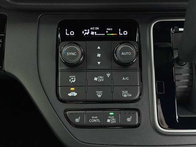 ホンダ ステップワゴン スパーダ プレミアムライン 秋田県 2025(令7)年 0.2万km プラチナホワイトパール 4WD/純正メモリナビ　/フルセグTV/CD/DVD/Bluetooth　/両側パワースライドドア　/寒冷地仕様　/衝突被害軽減システム　/レーダークルーズコントロール　/パドルシフト　/横滑り防止装置/全方位カメラ　/前席/2列目シートヒーター　/LEDヘッドライト　/前後ドライブレコーダー/ビルトインETC/革巻きステアリング/オートライト/USBポート/電動パーキングブレーキ/ブレーキホールド/スペアキー/リアサンシェード/ランチテーブル/サイドバイザー/純正アルミホイール/純正フロアマット/シートカバー有
