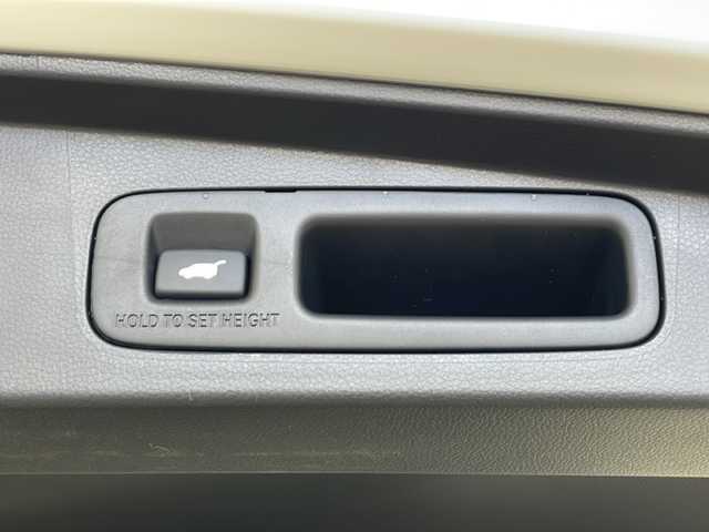 ホンダ ステップワゴン スパーダ プレミアムライン 秋田県 2025(令7)年 0.2万km プラチナホワイトパール 4WD/純正メモリナビ　/フルセグTV/CD/DVD/Bluetooth　/両側パワースライドドア　/寒冷地仕様　/衝突被害軽減システム　/レーダークルーズコントロール　/パドルシフト　/横滑り防止装置/全方位カメラ　/前席/2列目シートヒーター　/LEDヘッドライト　/前後ドライブレコーダー/ビルトインETC/革巻きステアリング/オートライト/USBポート/電動パーキングブレーキ/ブレーキホールド/スペアキー/リアサンシェード/ランチテーブル/サイドバイザー/純正アルミホイール/純正フロアマット/シートカバー有