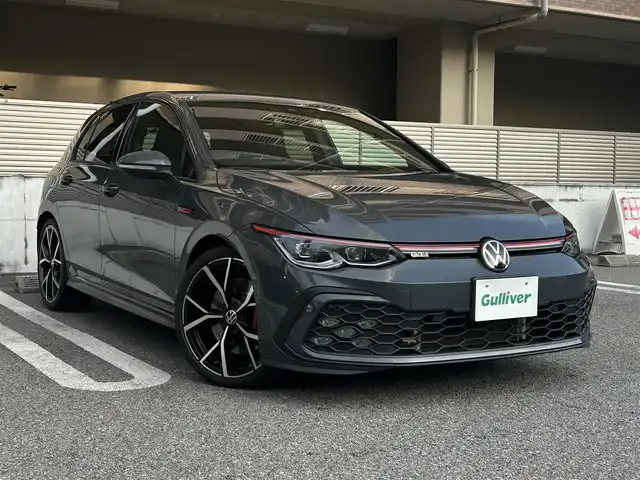 フォルクスワーゲン ＶＷ ゴルフ ＧＴＩ 大阪府 2022(令4)年 2.5万km ドルフィングレーメタリック 【メーカーOP】/テクノロジーパッケージ/・ヘッドアップディスプレイ/・駐車支援システム/・LEDテールランプ（ダイナミックターンインジケーター付き）/・LEDマトリックスヘッドライト/・ダイナミックコーナリングライト/ダイナミックライトアシスト/Discover Proパッケージ/・Volkswagen純正インフォテイメントシステム/・SSDナビゲーションシステム/・リヤビューカメラ/・フルセグTV/・AM/FM/BT/・スマートフォン連携（AppleCarPlay/AndroidAuto）/DCCパッケージ/・アダプティブシャシーコントロール/・19AW（５ダブルスポーク）/【主要装備】/Volkswagen オールイン・セーフティ/・アダプティブクルーズコントロール/・緊急時停車支援/・レーンキープアシスト/・プリクラッシュブレーキ/・フロント/サイド/カーテンエアバッグ/デジタルメータークラスター/エレクトロニックパーキングブレーキ/オートホールド/ETC2.0/前後ドライブレコーダー（SN-TW72）/パワーシート（運転席/助手席）/・シートヒーター/置き型充電器/USB Type-C（前2つ/後2つ）/保証書/取扱説明書/記録簿（R6/R5）/スペアキー1本
