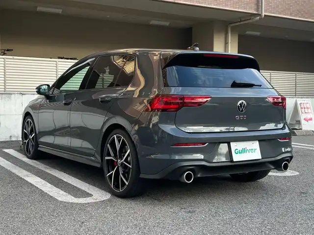 フォルクスワーゲン ＶＷ ゴルフ ＧＴＩ 大阪府 2022(令4)年 2.5万km ドルフィングレーメタリック 【メーカーOP】/テクノロジーパッケージ/・ヘッドアップディスプレイ/・駐車支援システム/・LEDテールランプ（ダイナミックターンインジケーター付き）/・LEDマトリックスヘッドライト/・ダイナミックコーナリングライト/ダイナミックライトアシスト/Discover Proパッケージ/・Volkswagen純正インフォテイメントシステム/・SSDナビゲーションシステム/・リヤビューカメラ/・フルセグTV/・AM/FM/BT/・スマートフォン連携（AppleCarPlay/AndroidAuto）/DCCパッケージ/・アダプティブシャシーコントロール/・19AW（５ダブルスポーク）/【主要装備】/Volkswagen オールイン・セーフティ/・アダプティブクルーズコントロール/・緊急時停車支援/・レーンキープアシスト/・プリクラッシュブレーキ/・フロント/サイド/カーテンエアバッグ/デジタルメータークラスター/エレクトロニックパーキングブレーキ/オートホールド/ETC2.0/前後ドライブレコーダー（SN-TW72）/パワーシート（運転席/助手席）/・シートヒーター/置き型充電器/USB Type-C（前2つ/後2つ）/保証書/取扱説明書/記録簿（R6/R5）/スペアキー1本