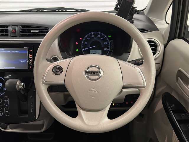 日産 デイズ X 熊本県 2017(平29)年 5.9万km ホワイトパール 純正ナビ(Bluetooth/CD・DVD/フルセグTV)/ETC/バック/サイド/全周囲カメラ/ドライブレコーダー/横滑り防止装置/衝突被害軽減システム/純正フロアマット/スマートキー/ベンチシート/ハロゲンヘッドライト