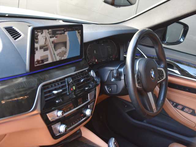 ＢＭＷ ５３０ｉ 和歌山県 2021(令3)年 4.5万km 白 茶革 /ACC /BSM /LKA /純ナビ /CarPlay /TV /360度カメラ /オートテールゲート /アンビエントライト /シートヒーター /パワーシート /ワイヤレス充電 /コンフォートアクセス /パドルシフト /ドラレコ /純19incAW /LEDライト /ETC