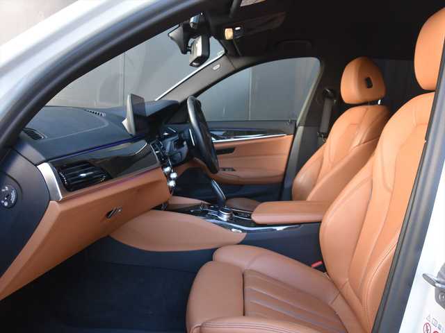 ＢＭＷ ５３０ｉ 和歌山県 2021(令3)年 4.5万km 白 茶革 /ACC /BSM /LKA /純ナビ /CarPlay /TV /360度カメラ /オートテールゲート /アンビエントライト /シートヒーター /パワーシート /ワイヤレス充電 /コンフォートアクセス /パドルシフト /ドラレコ /純19incAW /LEDライト /ETC