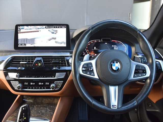 ＢＭＷ ５３０ｉ 和歌山県 2021(令3)年 4.5万km 白 茶革 /ACC /BSM /LKA /純ナビ /CarPlay /TV /360度カメラ /オートテールゲート /アンビエントライト /シートヒーター /パワーシート /ワイヤレス充電 /コンフォートアクセス /パドルシフト /ドラレコ /純19incAW /LEDライト /ETC