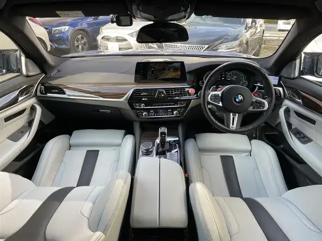 ＢＭＷ Ｍ５ 東京都 2018(平30)年 3.7万km マリナベイブルー 走行36687km/エクステンドメリノレザーシート/・アイボリーレザー/・シートヒーター/エアシート機能/コンフォートパッケージ/（ステアリングヒーター/マッサージ機能等）/Bowers&Wilkinsサウンドシステム/純正iDriveナビ/CD/チューナー/・AppleCarPlay ・Bluetooth/・スクリーンミラーリング/全方位カメラ/ワイヤレスQi充電/レーダー探知機（SUPERCAT/Z290Csd）/純正20インチアルミホイール/電動パワートランクリッド/アダプティブLEDヘッドランプ/ヘッドアップディスプレイ/レーダークルーズコントロール/ディスプレイキー1個/リモコンキー2個付/取説/整備手帳/記録簿(R1/2/3/4/5/6/7年)/車検R9年6月7日迄