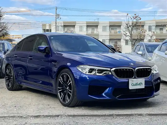 ＢＭＷ Ｍ５ 東京都 2018(平30)年 3.7万km マリナベイブルー 走行36687km/エクステンドメリノレザーシート/・アイボリーレザー/・シートヒーター/エアシート機能/コンフォートパッケージ/（ステアリングヒーター/マッサージ機能等）/Bowers&Wilkinsサウンドシステム/純正iDriveナビ/CD/チューナー/・AppleCarPlay ・Bluetooth/・スクリーンミラーリング/全方位カメラ/ワイヤレスQi充電/レーダー探知機（SUPERCAT/Z290Csd）/純正20インチアルミホイール/電動パワートランクリッド/アダプティブLEDヘッドランプ/ヘッドアップディスプレイ/レーダークルーズコントロール/ディスプレイキー1個/リモコンキー2個付/取説/整備手帳/記録簿(R1/2/3/4/5/6/7年)/車検R9年6月7日迄