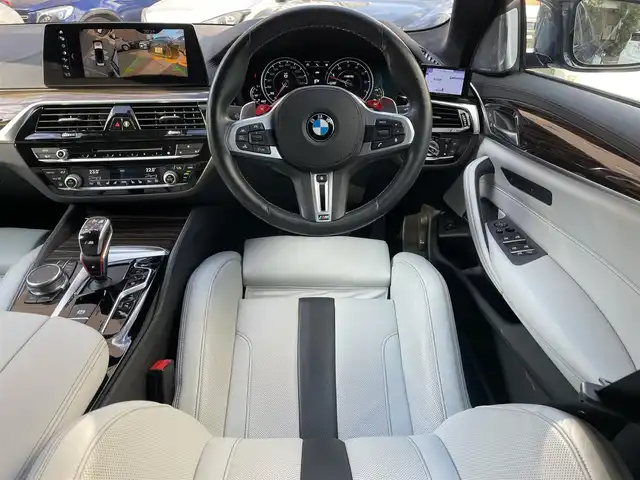 ＢＭＷ Ｍ５ 東京都 2018(平30)年 3.7万km マリナベイブルー 走行36687km/エクステンドメリノレザーシート/・アイボリーレザー/・シートヒーター/エアシート機能/コンフォートパッケージ/（ステアリングヒーター/マッサージ機能等）/Bowers&Wilkinsサウンドシステム/純正iDriveナビ/CD/チューナー/・AppleCarPlay ・Bluetooth/・スクリーンミラーリング/全方位カメラ/ワイヤレスQi充電/レーダー探知機（SUPERCAT/Z290Csd）/純正20インチアルミホイール/電動パワートランクリッド/アダプティブLEDヘッドランプ/ヘッドアップディスプレイ/レーダークルーズコントロール/ディスプレイキー1個/リモコンキー2個付/取説/整備手帳/記録簿(R1/2/3/4/5/6/7年)/車検R9年6月7日迄