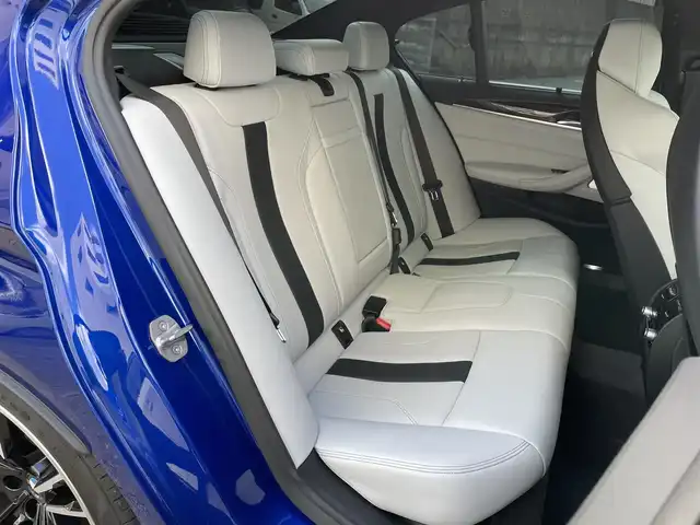 ＢＭＷ Ｍ５ 東京都 2018(平30)年 3.7万km マリナベイブルー 走行36687km/エクステンドメリノレザーシート/・アイボリーレザー/・シートヒーター/エアシート機能/コンフォートパッケージ/（ステアリングヒーター/マッサージ機能等）/Bowers&Wilkinsサウンドシステム/純正iDriveナビ/CD/チューナー/・AppleCarPlay ・Bluetooth/・スクリーンミラーリング/全方位カメラ/ワイヤレスQi充電/レーダー探知機（SUPERCAT/Z290Csd）/純正20インチアルミホイール/電動パワートランクリッド/アダプティブLEDヘッドランプ/ヘッドアップディスプレイ/レーダークルーズコントロール/ディスプレイキー1個/リモコンキー2個付/取説/整備手帳/記録簿(R1/2/3/4/5/6/7年)/車検R9年6月7日迄