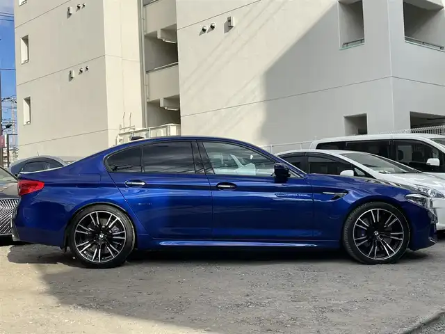 ＢＭＷ Ｍ５ 東京都 2018(平30)年 3.7万km マリナベイブルー 走行36687km/エクステンドメリノレザーシート/・アイボリーレザー/・シートヒーター/エアシート機能/コンフォートパッケージ/（ステアリングヒーター/マッサージ機能等）/Bowers&Wilkinsサウンドシステム/純正iDriveナビ/CD/チューナー/・AppleCarPlay ・Bluetooth/・スクリーンミラーリング/全方位カメラ/ワイヤレスQi充電/レーダー探知機（SUPERCAT/Z290Csd）/純正20インチアルミホイール/電動パワートランクリッド/アダプティブLEDヘッドランプ/ヘッドアップディスプレイ/レーダークルーズコントロール/ディスプレイキー1個/リモコンキー2個付/取説/整備手帳/記録簿(R1/2/3/4/5/6/7年)/車検R9年6月7日迄