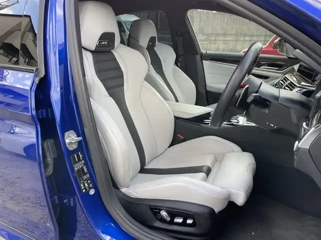 ＢＭＷ Ｍ５ 東京都 2018(平30)年 3.7万km マリナベイブルー 走行36687km/エクステンドメリノレザーシート/・アイボリーレザー/・シートヒーター/エアシート機能/コンフォートパッケージ/（ステアリングヒーター/マッサージ機能等）/Bowers&Wilkinsサウンドシステム/純正iDriveナビ/CD/チューナー/・AppleCarPlay ・Bluetooth/・スクリーンミラーリング/全方位カメラ/ワイヤレスQi充電/レーダー探知機（SUPERCAT/Z290Csd）/純正20インチアルミホイール/電動パワートランクリッド/アダプティブLEDヘッドランプ/ヘッドアップディスプレイ/レーダークルーズコントロール/ディスプレイキー1個/リモコンキー2個付/取説/整備手帳/記録簿(R1/2/3/4/5/6/7年)/車検R9年6月7日迄