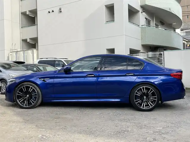 ＢＭＷ Ｍ５ 東京都 2018(平30)年 3.7万km マリナベイブルー 走行36687km/エクステンドメリノレザーシート/・アイボリーレザー/・シートヒーター/エアシート機能/コンフォートパッケージ/（ステアリングヒーター/マッサージ機能等）/Bowers&Wilkinsサウンドシステム/純正iDriveナビ/CD/チューナー/・AppleCarPlay ・Bluetooth/・スクリーンミラーリング/全方位カメラ/ワイヤレスQi充電/レーダー探知機（SUPERCAT/Z290Csd）/純正20インチアルミホイール/電動パワートランクリッド/アダプティブLEDヘッドランプ/ヘッドアップディスプレイ/レーダークルーズコントロール/ディスプレイキー1個/リモコンキー2個付/取説/整備手帳/記録簿(R1/2/3/4/5/6/7年)/車検R9年6月7日迄