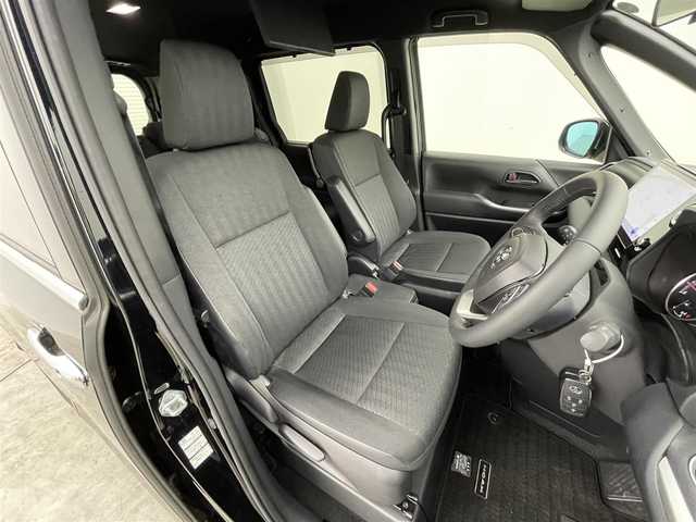 トヨタ ノア S－G 群馬県 2022(令4)年 0.5万km アティチュードブラックマイカ 純正１０．５インチナビ　フリップダウンモニター　快適利便パッケージ　パノラミックビューモニター　レーダークルーズコントロール　レーンキープアシスト　オートマチックハイビーム　パーキングアシスト　禁煙車
