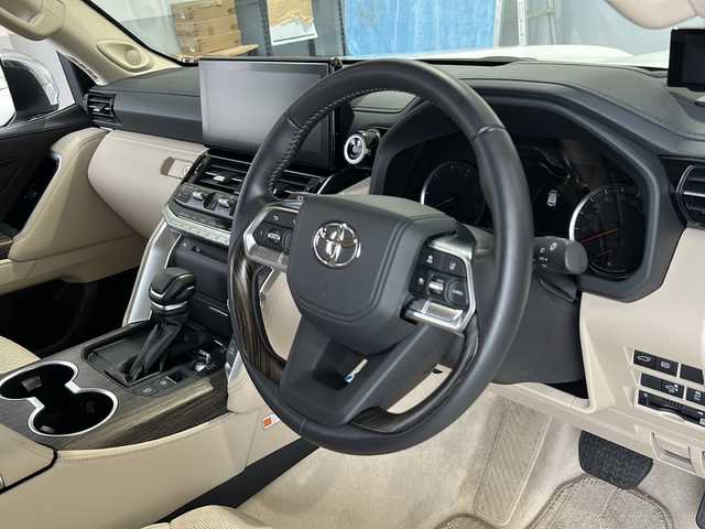 トヨタ ランドクルーザー ZX 富山県 2022(令4)年 1.2万km プレシャスホワイトパール ４ＷＤ/サンルーフ/純正１２インチナビ/プレミアムサウンド（JBL）/フルセグＴＶ/ＢＴ・ＣＤ・ＤＶＤ/後席モニター/ブラインドスポットモニター/全周囲カメラ/ヘッドアップディスプレイ/レーンキープアシスト/レーダークルーズコントロール/シートベンチレーション/コーナーセンサー/ＥＴＣ２．０/ドライブレコーダー/盗難防止装置/スマートキー/スペアキー/ワンオーナー/保証書/取扱説明書/記録簿