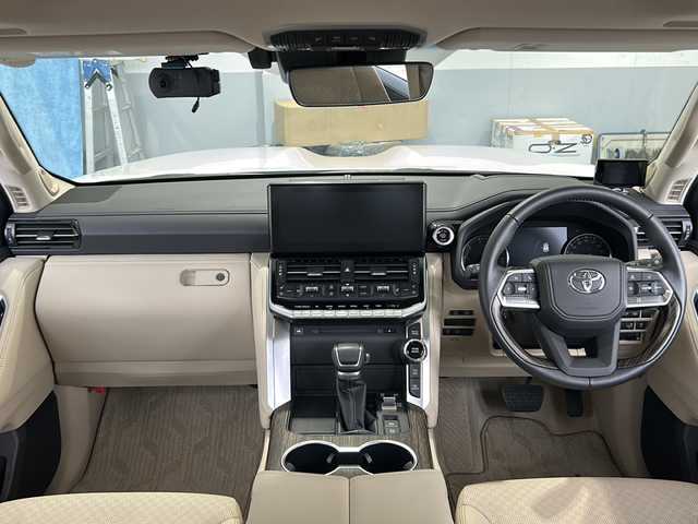 トヨタ ランドクルーザー ZX 富山県 2022(令4)年 1.2万km プレシャスホワイトパール ４ＷＤ/サンルーフ/純正１２インチナビ/プレミアムサウンド（JBL）/フルセグＴＶ/ＢＴ・ＣＤ・ＤＶＤ/後席モニター/ブラインドスポットモニター/全周囲カメラ/ヘッドアップディスプレイ/レーンキープアシスト/レーダークルーズコントロール/シートベンチレーション/コーナーセンサー/ＥＴＣ２．０/ドライブレコーダー/盗難防止装置/スマートキー/スペアキー/ワンオーナー/保証書/取扱説明書/記録簿