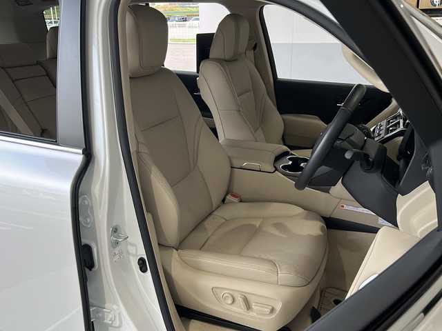 トヨタ ランドクルーザー ZX 富山県 2022(令4)年 1.2万km プレシャスホワイトパール ４ＷＤ/サンルーフ/純正１２インチナビ/プレミアムサウンド（JBL）/フルセグＴＶ/ＢＴ・ＣＤ・ＤＶＤ/後席モニター/ブラインドスポットモニター/全周囲カメラ/ヘッドアップディスプレイ/レーンキープアシスト/レーダークルーズコントロール/シートベンチレーション/コーナーセンサー/ＥＴＣ２．０/ドライブレコーダー/盗難防止装置/スマートキー/スペアキー/ワンオーナー/保証書/取扱説明書/記録簿