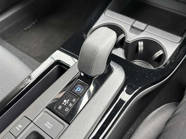 トヨタ プリウス U 三重県 2023(令5)年 6.1万km エモーショナルレッドⅡ 登録時走行距離６０４５６ｋｍ/全方位カメラ/レーダークルーズコントロール/純正ディスプレイオーディオ/・Bluetooth/・ミラキャスト/レーンキープアシスト/ブラインドスポットモニター/電動パーキング/ブレーキホールド/プリクラッシュセーフティ/オートライト/オートマチックハイビーム/クリアランスソナー/ETC2.0/ドライブレコーダー（前後）/ウインカーミラー/電格ミラー/ドアバイザー/プッシュスタート/スマートキー/純正フロアマット