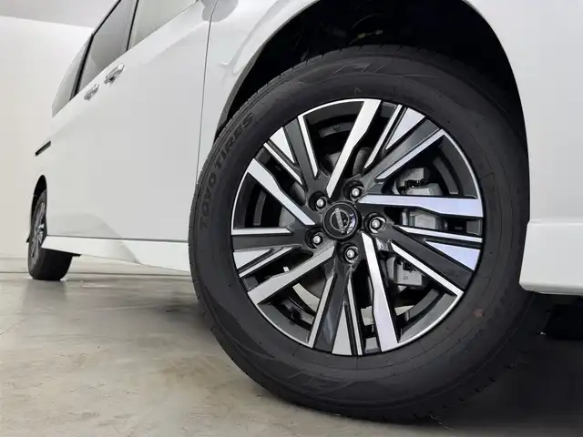 日産 セレナ e－パワー ハイウェイスター V 福岡県 2025(令7)年 0.1千km プリズムホワイト 登録済未使用車　/後席モニター　/純正９型ナビ　/全方位カメラ　/インテリジェントルームミラー　/置くだけ充電　/ＥＴＣ２．０　/プロパイロット　/エマージェンシーブレーキ　/車線逸脱警報　/ＢＳＷ　/両側電動スライドドア
