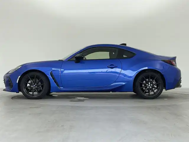 スバル ＢＲＺ STIスポーツ 群馬県 2024(令6)年 1.1万km WRブルーパール STIマフラー/STI Sport 専用装備　あり/・STIチューニング SACHS（ザックス）ダンパー（ZF製）&コイルスプリング/・18インチアルミホイール（ブラック塗装）/・STI製フレキシブルVバー/・STI製フレキシブルドロースティフナーフロント/・TFTカラーマルチインフォメーションディスプレイ付メーター/・アルカンターラ/本革シート（フロントシートヒーター付）/・SUBARU BRZ STI Sportエクステリア/［フロントバンパー、STIエンブレム（フロント&リヤ）、BRZエンブレム（ブラック）］フロントフェンダーガーニッシュ/＝＝＝＝/純正カロッツェリア9インチナビ（AVIC-CQ912)/・CD/DVD/USB/SD(MSV)/・HDMI/Bluetooth/フルセグTV/バックカメラ/アダプティブクルーズコントロール/リアビークルディテクション/ETC/LEDヘッドライト/オートライト /オートマチックハイビーム/スマートキー /プッシュスタート/バックソナー