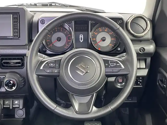スズキ ジムニー XC 新潟県 2019(令1)年 2.6万km シフォンアイボリーメタリックブラック2トーンルーフ 4WD/KENWOODメモリナビ【KXM-E504W】/　フルセグTV/Bluetooth/CD/DVD/USB/クルーズコントロール/衝突被害軽減ブレーキ/レーンキープアシスト/ヒルディセントコントロール/ミラーヒーター/前席シートヒーター/ビルトインETC/オートマチックハイビーム/LEDヘッドライト/横滑り防止装置/オートライト/レザーステアリング/ステアリングスイッチ/禁煙車