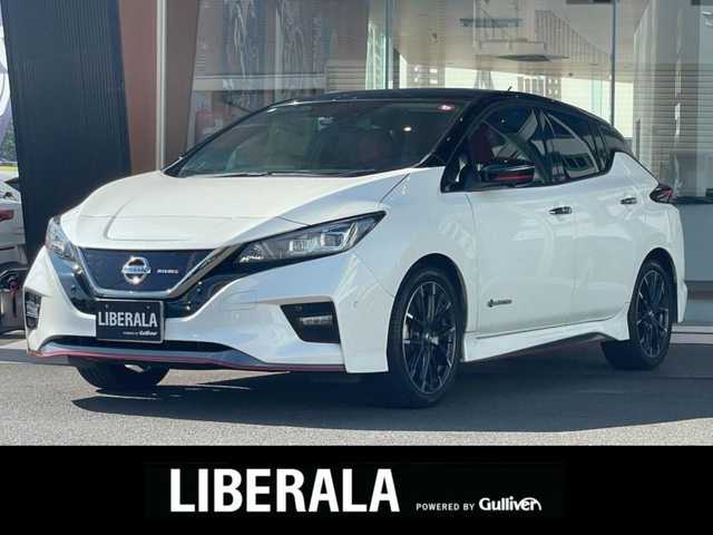 日産 リーフ ニスモ 鹿児島県 2018(平30)年 5.3万km ブリリアントホワイトパール/スーパーブラック 2トーン 純正ナビ/純正CD/DVD再生可/Blurtoothオーディオ/フルセグTV/全方位カメラ/追従型クルーズコントロール/前席シートヒーター/純正18インチアルミ/衝突軽減ブレーキ/プロパイロット/ステアリングヒーター/前後コーナーセンサー/前方ドライブレコーダー/革調シートカバー/充電ケーブル/新車時保証書/取扱説明書/スペアキー1本(スマートキー)