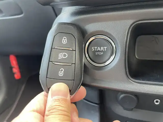 シトロエン Ｃ３ エル 群馬県 2018(平30)年 5.7万km 白Ⅱ 国内150台限定車/ワンオーナー/衝突軽減ブレーキ/車線逸脱警報/純正ナビオーディオ　（Bluetooth　AM FM USB iPod)/バックカメラ/ETC/クルーズコントロール/革巻きステアリング/ステアリングリモコン/LEDヘッドライト/オートライト/純正フロアマット/取扱説明書/保証書/スペアキー