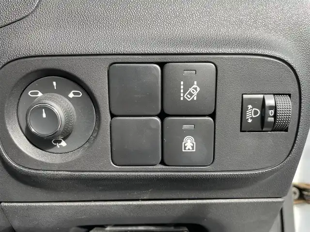 シトロエン Ｃ３ エル 群馬県 2018(平30)年 5.7万km 白Ⅱ 国内150台限定車/ワンオーナー/衝突軽減ブレーキ/車線逸脱警報/純正ナビオーディオ　（Bluetooth　AM FM USB iPod)/バックカメラ/ETC/クルーズコントロール/革巻きステアリング/ステアリングリモコン/LEDヘッドライト/オートライト/純正フロアマット/取扱説明書/保証書/スペアキー
