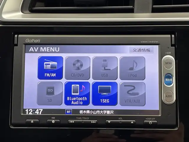 ホンダ フィット 13G Lパッケージ 栃木県 2014(平26)年 1.6万km プレミアムホワイトパール 純正メモリナビ/（CD/DVD/TV/Bluetooth/SD/AUX/iPod）/バックカメラ/前後ドライブレコーダー/禁煙車/オートライト/LEDヘッドライト/横滑り防止装置/スマートキー/プッシュスタート/アイドリングストップ/電動格納ミラー/純正フロアマット