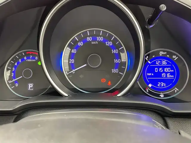 ホンダ フィット 13G Lパッケージ 栃木県 2014(平26)年 1.6万km プレミアムホワイトパール 純正メモリナビ/（CD/DVD/TV/Bluetooth/SD/AUX/iPod）/バックカメラ/前後ドライブレコーダー/禁煙車/オートライト/LEDヘッドライト/横滑り防止装置/スマートキー/プッシュスタート/アイドリングストップ/電動格納ミラー/純正フロアマット