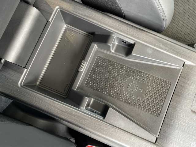 日産 アリア B6 愛知県 2022(令4)年 2万km シルバー プロパイロット2.0/ダイナミックパッケージ/ガラスルーフ/純正12.3型ディズプレイオーディオナビ/三眼LEDヘッドライト/全方位カメラ/クルーズコントロール/シートヒーター/バックカメラ/パワーシート/電動リアゲート/ヘッドアップディスプレイ/コーナーセンサー/純正アルミホイール/ETC2.0/ブラインドスポットモニター/ステアリングヒーター/インテリジェントミラー/オートマチックハイビーム/ドライブレコーダー/ワイヤレス充電機/衝突軽減システム/フルセグ/Bluetooth/ステアリングスイッチ/スマートキー/プッシュスタート