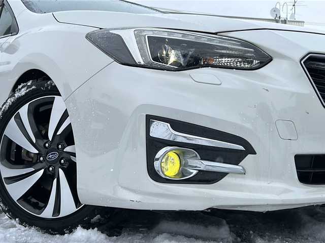 スバル インプレッサ スポーツ 2．0i－S アイサイト 道北・旭川 2016(平28)年 8.8万km クリスタルホワイトP /４ＷＤ//スマートキー//ローダウンサス（ＲＳＲ）　//社外マフラー（柿本）　//社外１９インチアルミ夏タイヤ積込み（5分）　//社外ポータブルナビ　//社外オーディオ（ＣＤ・ＵＳＢ・ＢＴ）　U382BT//社外ウーハー　//社外ドライブレコーダー//アイサイトＶｅｒ．３//レーダークルーズコントトール//先行車発進お知らせ//アクティブレーンキープ//車線逸脱警報・ふらつき警報//プリクラッシュブレーキ//ＡＴ誤発進後進抑制機能//ハイビームアシスト//ステアリングレスポンシブヘッドランプ　//リアビークルディテクション//ＬＥＤヘッドライト//オートライト・オートワイパー//パドルシフト//前席パワーシート//純正１７インチアルミホイール//保証書・取説//スペア×１