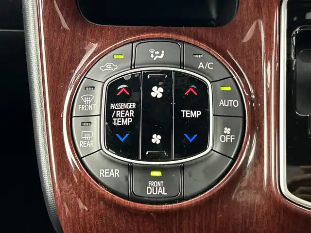トヨタ ノア Si ダブルバイビーⅡ 愛知県 2020(令2)年 4.9万km ブラック 純正8型ナビ/（CD/DVD/Bluetooth/フルセグテレビ）/純正フリップダウンモニター/バックカメラ/ビルドインETC/両側パワースライドドア/クルーズコントロール/トヨタセーフティーセンス/・レーンキープアシスト/・衝突軽減ブレーキ/・オートマチックハイビーム/ウォークスルー/純正16インチアルミホイール/純正フロアマット/純正ドアバイザー/ウィンカーミラー/禁煙車