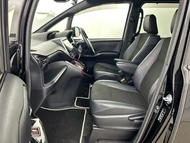 トヨタ ノア Si ダブルバイビーⅡ 愛知県 2020(令2)年 4.9万km ブラック 純正8型ナビ/（CD/DVD/Bluetooth/フルセグテレビ）/純正フリップダウンモニター/バックカメラ/ビルドインETC/両側パワースライドドア/クルーズコントロール/トヨタセーフティーセンス/・レーンキープアシスト/・衝突軽減ブレーキ/・オートマチックハイビーム/ウォークスルー/純正16インチアルミホイール/純正フロアマット/純正ドアバイザー/ウィンカーミラー/禁煙車
