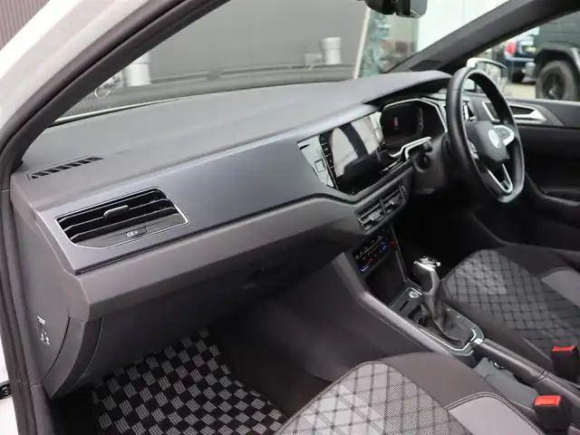 フォルクスワーゲン ＶＷ ポロ TSI Rライン 長野県 2022(令4)年 1.1万km 白 純正ＤｉｓｃｏｖｅｒＰｒｏナビ/バックカメラ　/ＣａｒＰｌａｙ　/ＡＣＣ　/衝突軽減ブレーキ　/Ｌａｎｅ／ＰａｒｋAssist/パークディスタンスC /ワイヤレスチャージ /LEDライト /パドルシフト /スマートキー