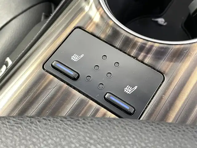 トヨタ カムリ G レザーパッケージ 福島県 2018(平30)年 7万km アティチュードブラックマイカ 純正SDナビゲーション/型式：B9108/【AM/FM/CD/DVD/SD/USB/AUX/Bluetooth/フルセグTV】/・バックカメラ/・純正ETC/衝突軽減ブレーキ/レーンキープアシスト/アダプティブクルーズコントロール/車線逸脱警報装置/電子パーキングブレーキ/・オートブレーキホールド/LEDヘッドライト/・オートライト/・フロントフォグライト/レザーシート/・運転席＋助手席パワーシート/・運転席＋助手席シートヒーター/ステアリングスイッチ/マニュアルモード付AT/社外20インチアルミホイール/電動格納ウィンカーミラー/・オートミラー/ABS/横滑り防止装置/盗難防止装置/プッシュスタート/・スマートキー
