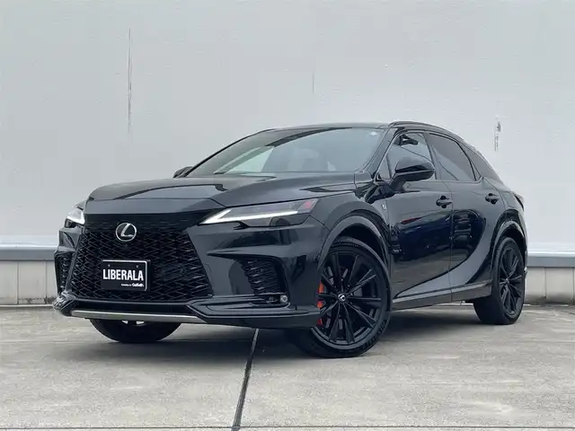 レクサス ＲＸ 500h Fスポーツパフォーマンス 東京都 2023(令5)年 0.5万km グラファイトブラックガラスフレーク レクサスセーフティシステム(予防安全システム)/パノラマルーフ/レクサスチームメイト(アドバンスドライブ/アドバンスドパーク)/ブラインドスポットモニター/パーキングサポートブレーキ(前後方静止物/後方接近車両/後方接近歩行者/周囲静止物)/パノラミックビューモニター/TRAILモード/3連フルLEDヘッドライトランプ/ブラックメッシュフロントグリル/下部クローム加飾付フロントエアロバンパー/LEDフロントフォグランプ)/ブラックドアミラー(電動オート格納機能/リバース連動機能/メモリー機能/自動防眩機能/ヒーター/ウインカー付)/「F SPORT」エンブレム(フロントフェンダー)/ドライブレコーダー(前後方)/デジタルインナーミラー/235/50R21タイヤ/21インチ5本ツインスポークマットブラック塗装アルミホイール/「LEXUS」ロゴ入りブラックブレーキキャリパー/クライメイトコンシェルジュ(3席独立温度調整オートエアコン)/ナノイーX/シートヒーター(D席/N席/後席)/ベンチレーション(D席/N席/後席)